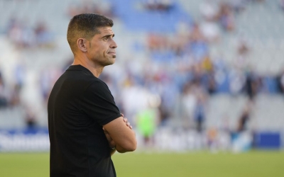 Antonio Hidalgo observa amb resignació el Sabadell-Castellón ahir a la Nova Creu Alta | Roger Benet